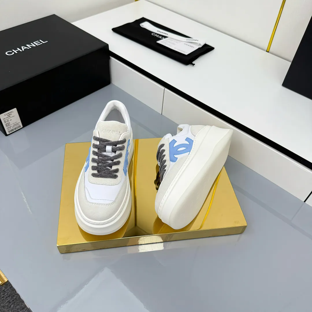 👟👟Ex-factory price 660👟👟 Top version! Chanel Chanel panda shoes! 2025 counter's top casual sports shoes. This classic design; the upper is electro-embroidered with a variety of techniques; the outsole is fashionable and sporty; the unusual inclusion of a variety of color matching elements... The diversified mix and match is very good-looking and versatile, and can be used for leisure, fashion, sports, and outdoor... ꫛꫀꪝ Go➫ Materials: ❶Upper made of: original imported first-layer silk cowhide + original waterproof cloth + original first-layer cowhide ❷Inner lining: Original Yangli+wang ❸ Outsole based on: Original TPU combination outsole Counter boutique packaging complete set for women 35–41